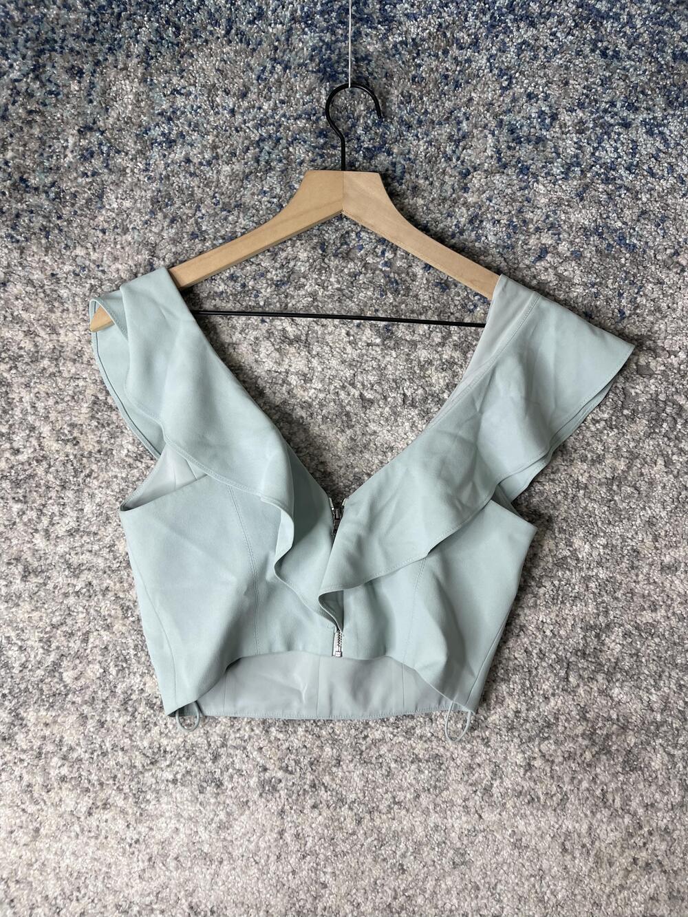 Alice + Olivia Crop Top Womens 2 Light Blue Ruffle V Neck Sleeveless Blouse Chic - Picture 5 of 7